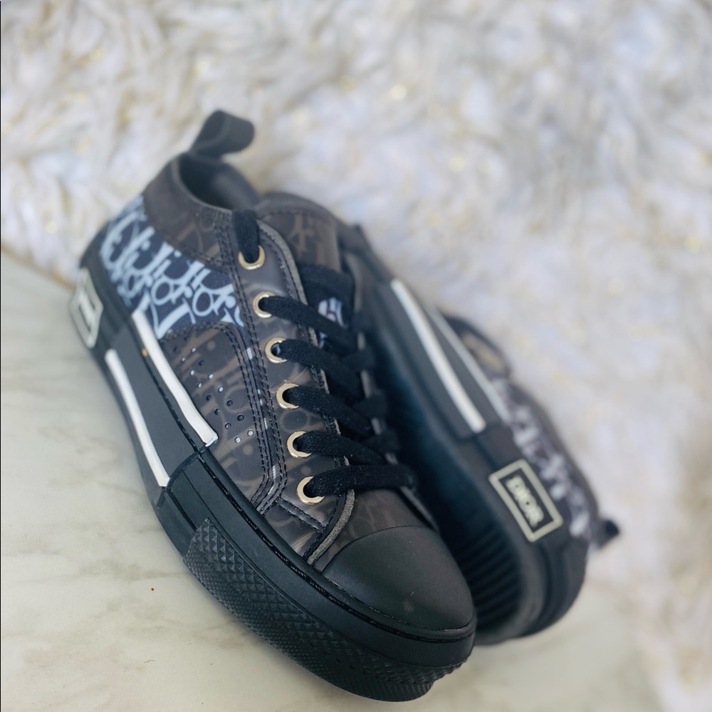 B23 LOWTOP BLACK AND WHITE DIOR SNEAKERS